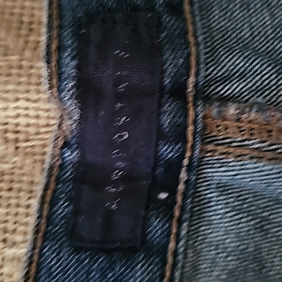 Medium wash Jean shorts - Picture 3 of 4